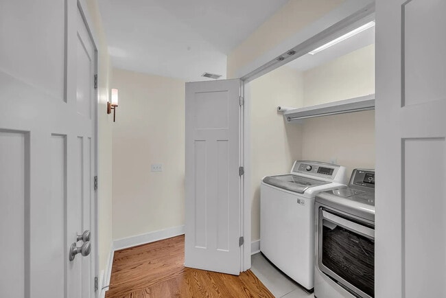 Building Photo - 921 Hillview Heights