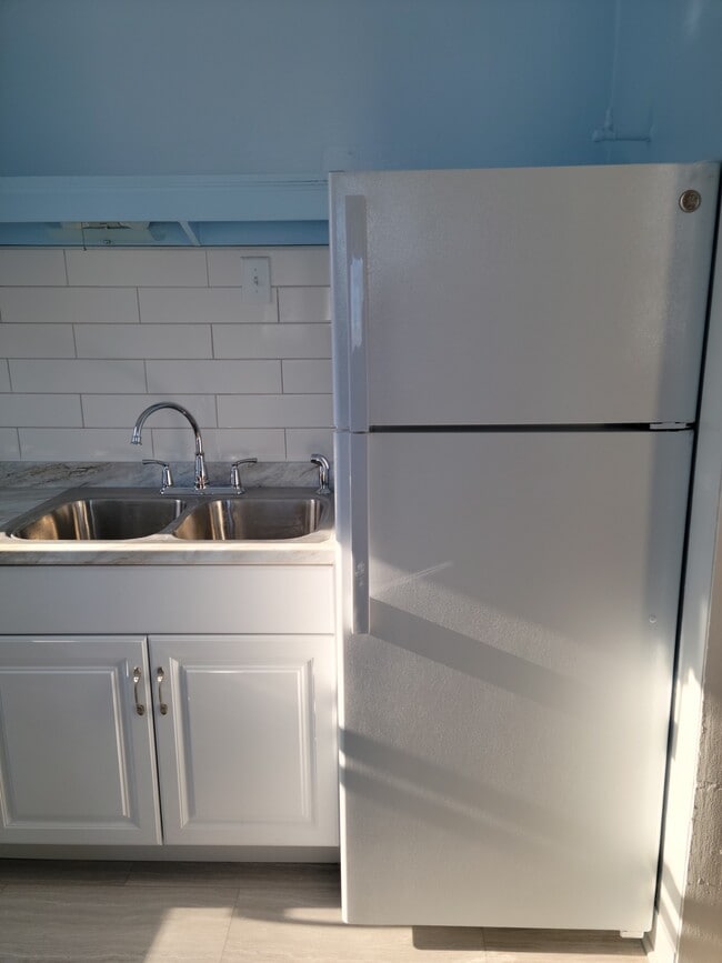 Kitchen - 100 Oxford St N