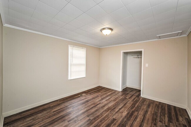 Building Photo - Charming Home with Open Floor Plan & Cover...