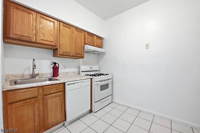 Building Photo - 44 1/2 3rd Street Unit