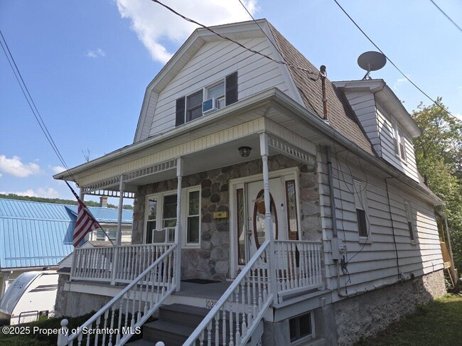 Primary Photo - 1028 Alder St