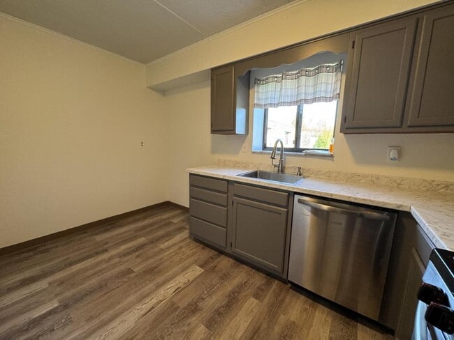 Building Photo - 1632 Forest Green Dr