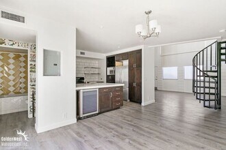 Building Photo - Stylish 1Bdm 2Ba Loft in Uptown Phoenix with Private Yard!