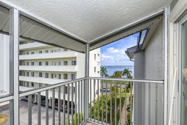 Building Photo - 1477 Park Beach Cir