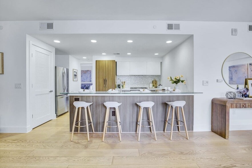 Building Photo - 1080 Sutter St