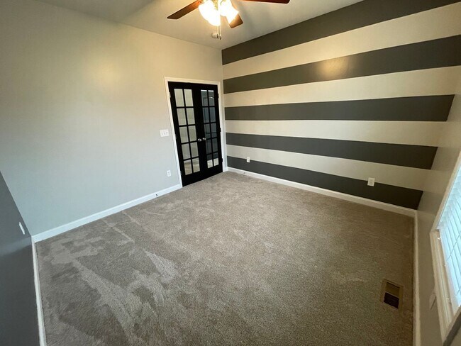 Building Photo - Large East Jefferson Home
