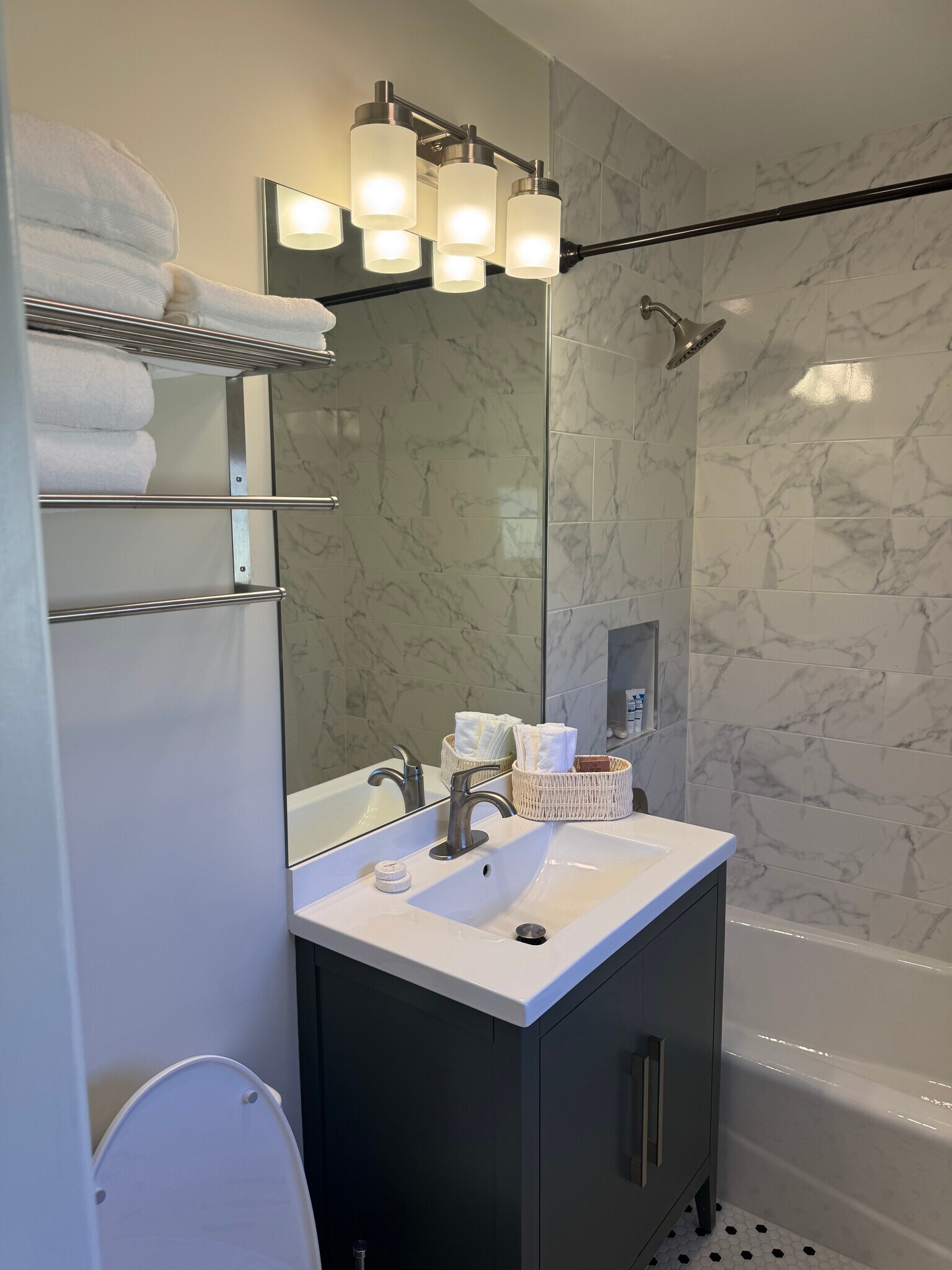 Building Photo - 2121 Parker Ave