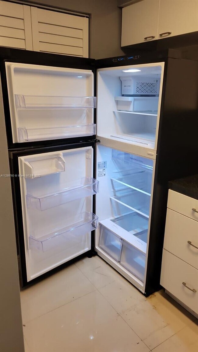 Building Photo - 570 S Park Rd