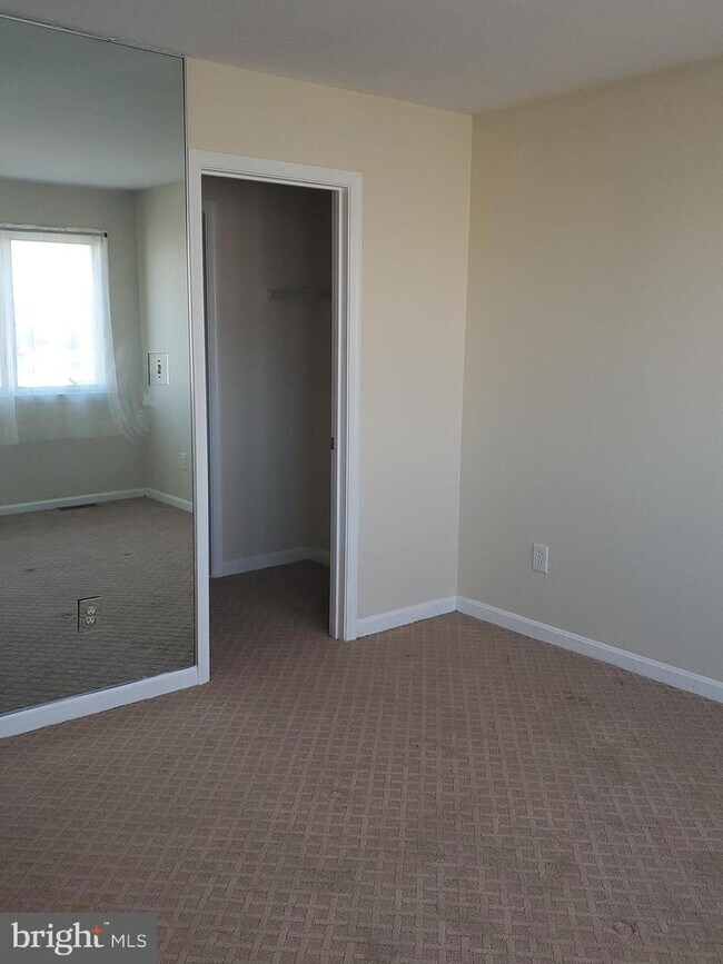 Building Photo - 5 Queen Victoria Way