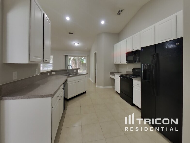 Building Photo - 2492 Bentwater Dr W