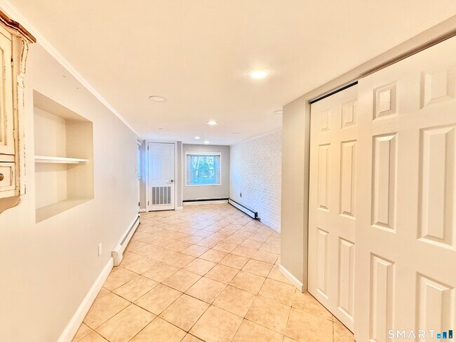 Building Photo - 36 Center Dr