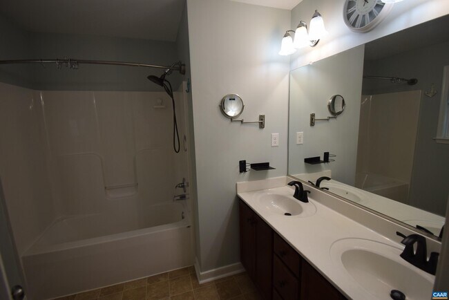 Building Photo - 41 Woodlawn Dr