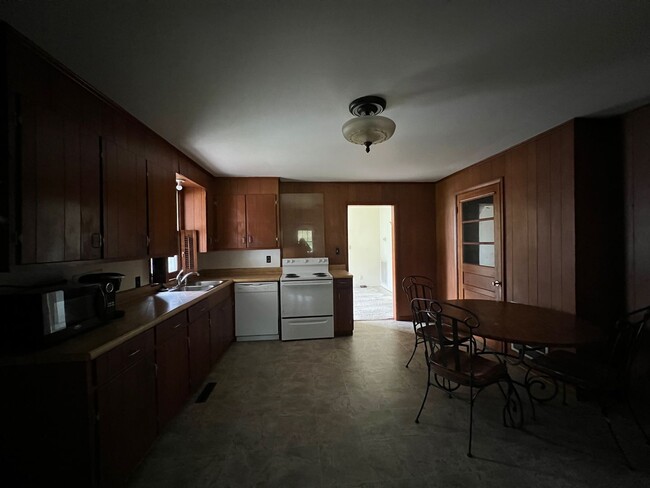 Building Photo - 3 BD, 1 BA Charming Brick Home!