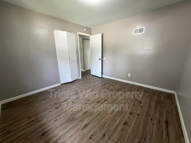 Building Photo - 11050 Linnell Dr