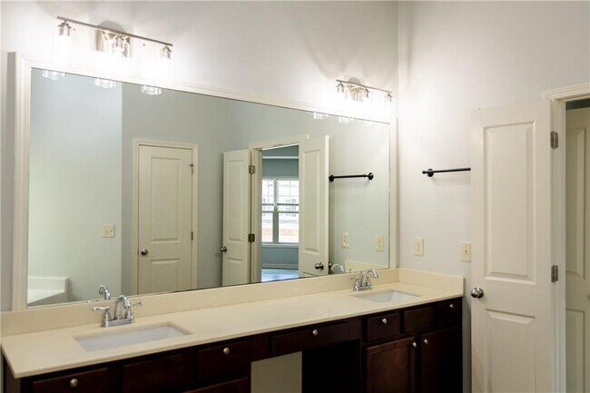 Building Photo - 4960 Ducote Trail