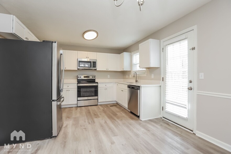 Building Photo - 204 Deerlake Dr