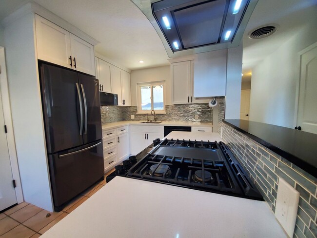 Building Photo - Remodeled 2 bedrom duplex centrally locate...
