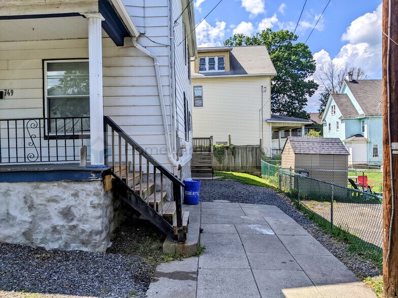 2 car driveway - 749 Roberts Ct
