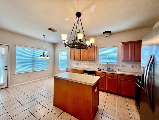 Building Photo - 6427 N Shore Bend