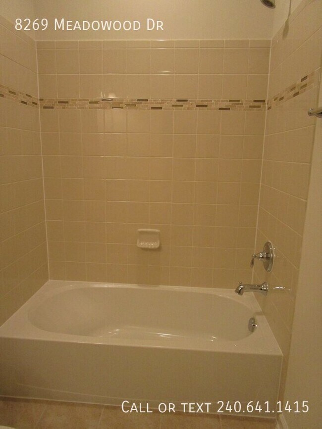 Building Photo - 8269 Meadowood Dr