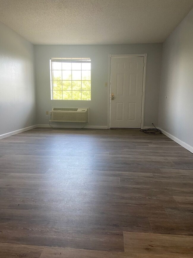 Building Photo - Studio Apartment in Hollister
