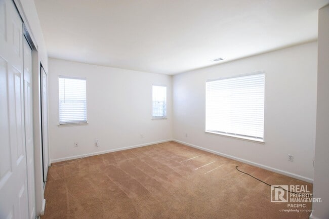 Building Photo - Newly Renovated 4 Bedroom with Parking