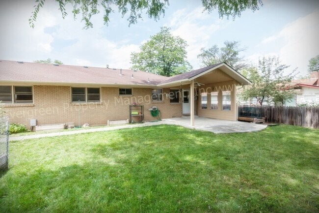 Building Photo - 1004/1006 Cragmore Dr.