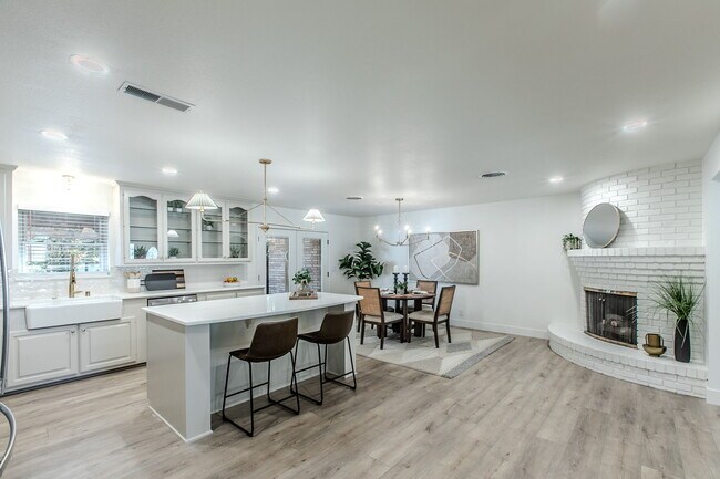 Building Photo - 5220 Lake Charles Dr