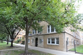 Building Photo - 820 W Waveland Ave
