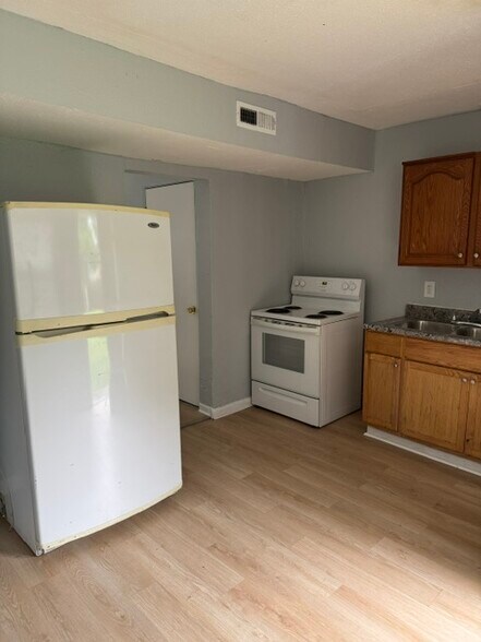 Building Photo - 446 S Yale Ave