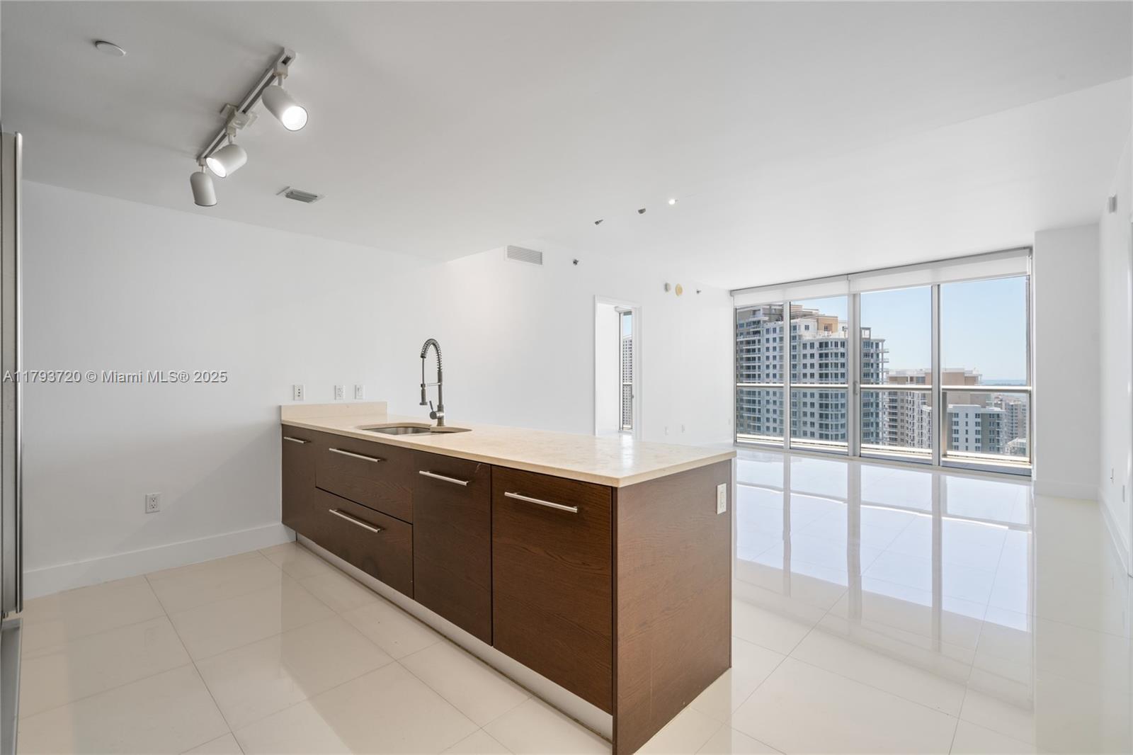 Building Photo - 475 Brickell Ave