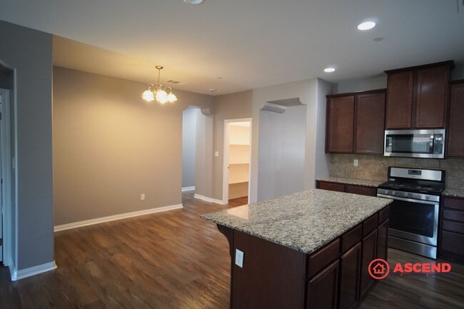 Building Photo - Beautiful 4 Bedroom SW Home Close to Freeway!