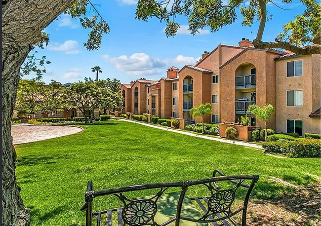 Building Photo - Awesome Condo - Complex W/ Pool, Gym & BBQ...