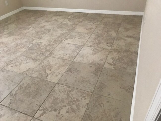 Building Photo - Conveniently located to I-4