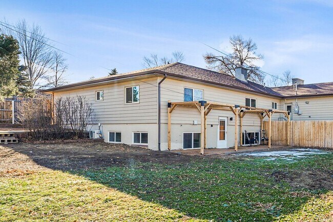 Building Photo - 1Bed/1Bath Apartment with HUGE Private Yard!