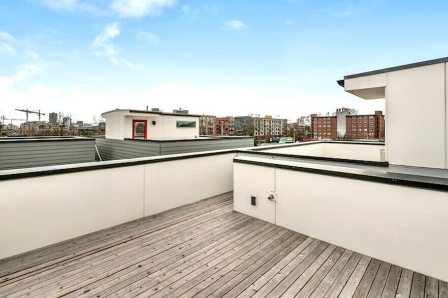 Building Photo - 632 10th Ave E