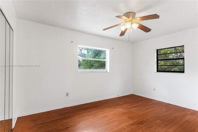 Building Photo - 560 NE 158th St