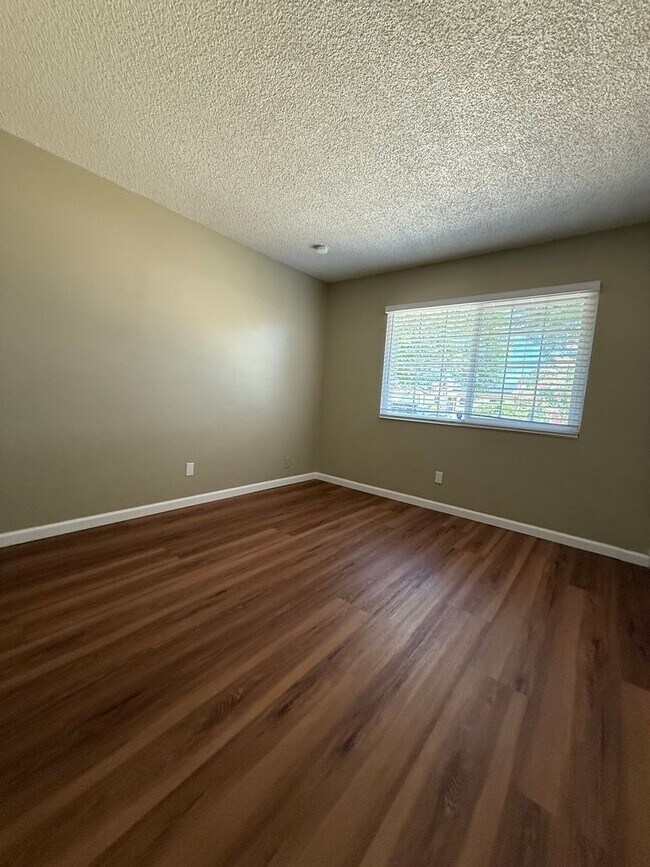 Building Photo - *Beautifully Updated 4 Bedroom, 2 Bathroom Home in Fairfield!*