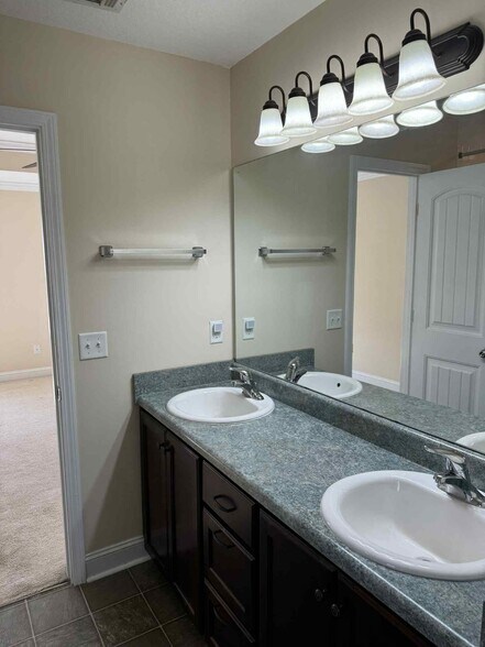 Master bath - 210 Guyett Ave