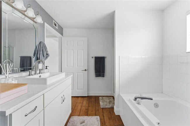 Building Photo - 13838 Fairway Island Dr