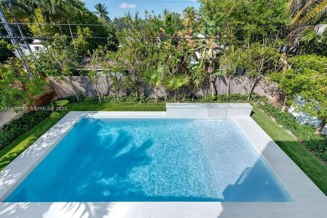 Building Photo - 1325 Bay Dr