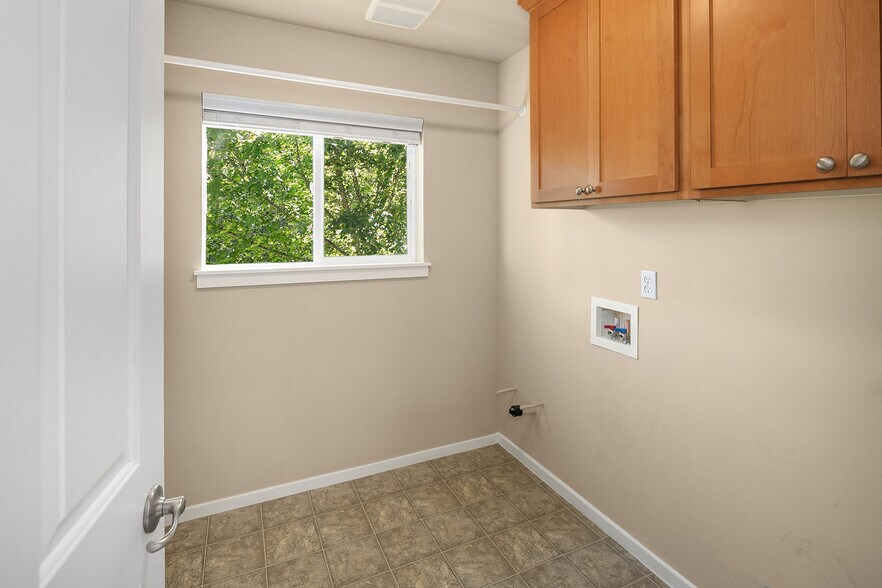 Building Photo - 3479 NE Monterey Ln