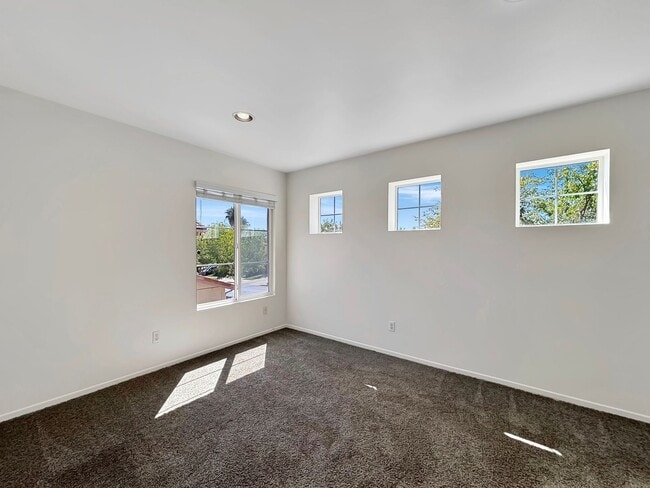 Building Photo - Beautiful 5BD/3BA House in Otay Ranch W/ W...