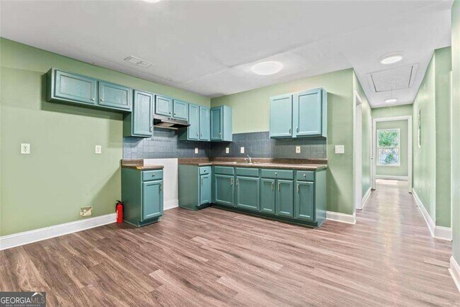 Building Photo - 930 Hall St NW