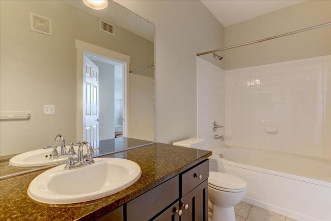 Building Photo - Charming 2-bedroom, 2-bath condo in Erie, CO,