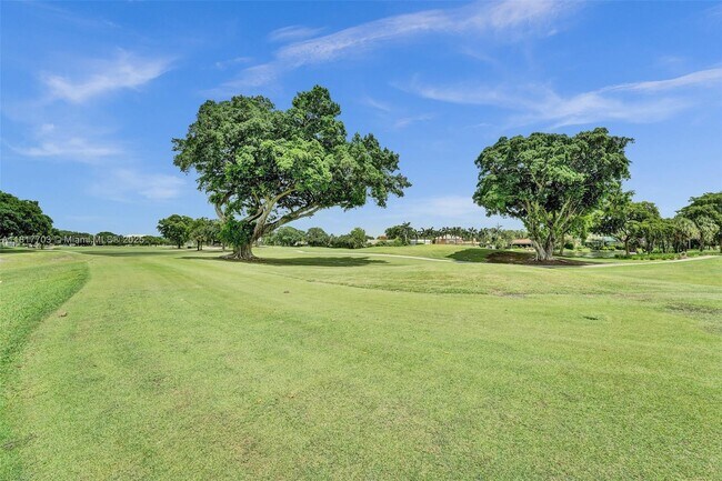 Building Photo - 200 Jacaranda Country Club Dr