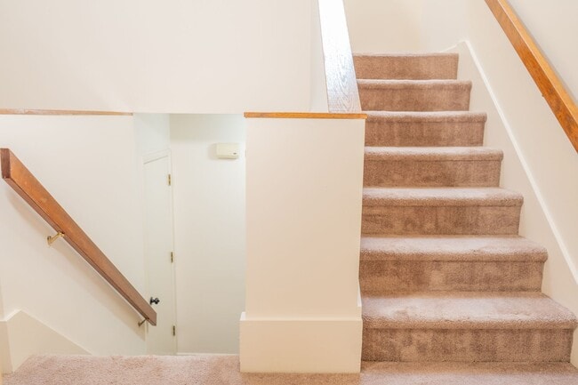 Building Photo - 2 Bedroom Townhouse Available in July