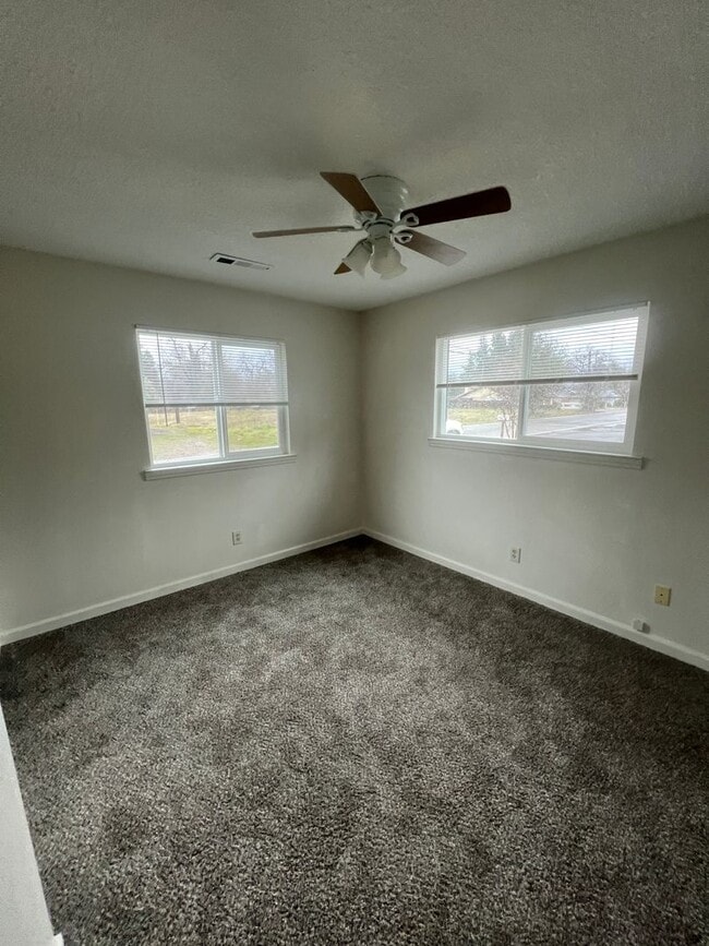 Building Photo - 3-bedroom, 2-bathroom home in Redding Upda...