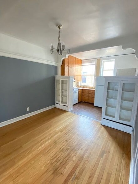 Building Photo - 833 W Cornelia Ave