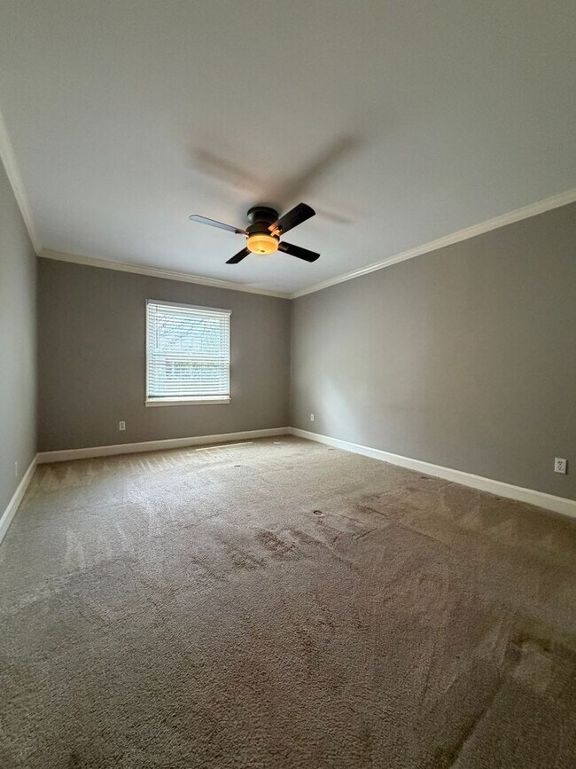 Building Photo - End unit townhouse in South Park